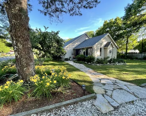 Sea salt cottage on the West Island Hotels in Fairhaven
