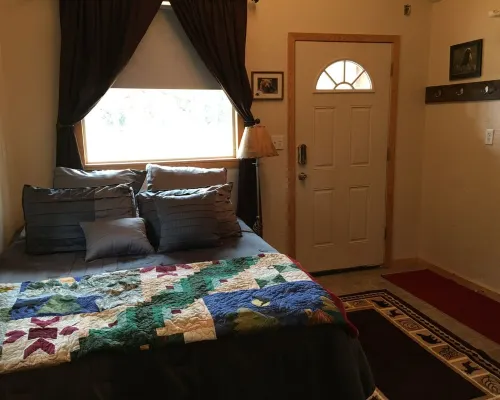 Casey’s Bear Den is a cozy cabin near Johnson Lake and the Kasilof River Hotels in Cohoe