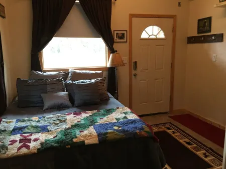 Casey’s Bear Den is a cozy cabin near Johnson Lake and the Kasilof River