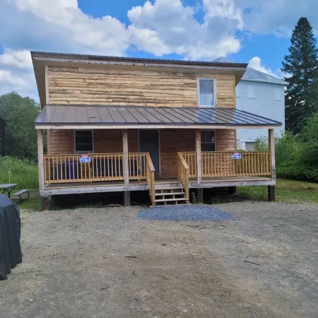 Custom Built Tiny Home/Cabin in Jackman with Direct Trail Access on Powersports Отели в г. Джэкман