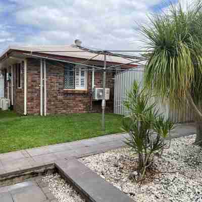 Modern 3 Bedroom fully A/C Town House with lock up garage and super fast WiFi Hotel Exterior