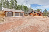 Custom Black Hills Log Home w/views, Secluded, Only 12 miles to Mt Rushmore! Hotels near Iron Creek