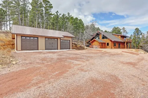Custom Black Hills Log Home w/views, Secluded, Only 12 miles to Mt Rushmore! Hotels in East Custer