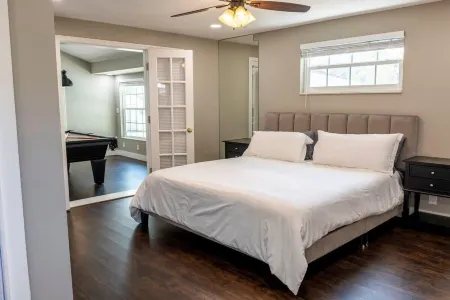 Cheerful 4 bedroom home with  heated pool & lake views