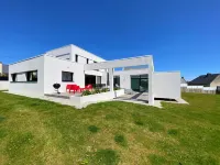 Villa with spa and large indoor pool, sea view, 50 metres from the beach