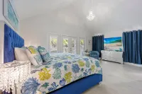 ★Beautiful Modern gated Vacation Oasis★ Private pool & patio close to activities