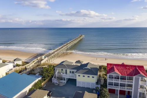 Hot Tub, BeachFront, Island Center, Walk to Restaurants