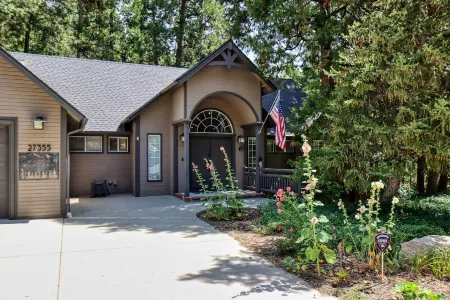 Large 2 Story Home; Walk 2Lake, Enclosed Backyd w Running Stream; Dog Friendly! Отели рядом с достопримечательностью «Lollipop Park»