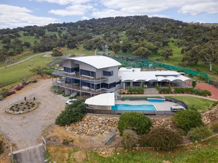 Magnificient Four Bedroom Home, Amazing Views Отели в г. Баскервилл