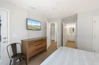 Lake Front New Remodel w/ Hot Tub- Coeur d'Alene