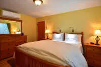 SUNNY & SPACIOUS 2BD CONDO - AC - GAS FIREPLACE - 5 STAR RATINGS