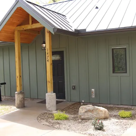 Cozy Cabin; no hurricane damage; we would love your support!