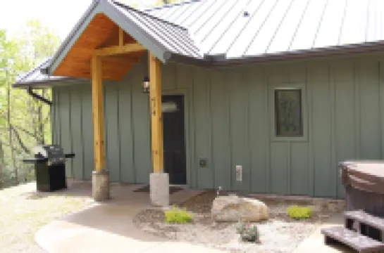 Cozy Cabin; no hurricane damage; we would love your support!