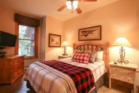 -Recently Remodeled- Condo in the Woods, On Resort Shuttle, close to River Run! - Hot Tub