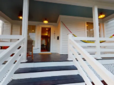 Beautiful Two Story, Downtown Home, One Block from the Square, Hotels in Monroe