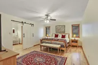 Newly Remodeled - Large Cedar CabinClose to Lake and Sking