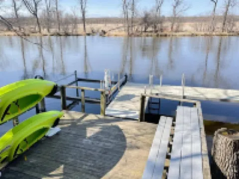 RiverFront Cottage>Private Pier>Firepit & Wildlife Hotels in Green Lake County