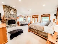 Luxury Yellowstone Chalet - Mountain Views With Jacuzzi & Sauna!