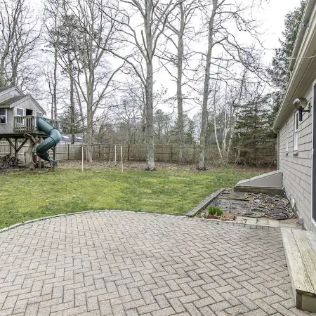 A cozy cape cod cottage w/ AC near local beaches! Pet friendly