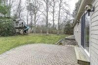 A cozy cape cod cottage w/ AC near local beaches! Pet friendly