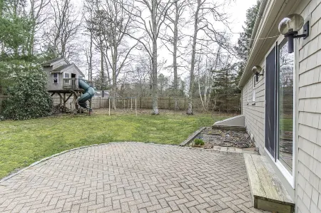 A cozy cape cod cottage w/ AC near local beaches! Pet friendly