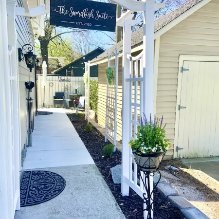 Beautiful Private Spacious Suite Downtown Franklin