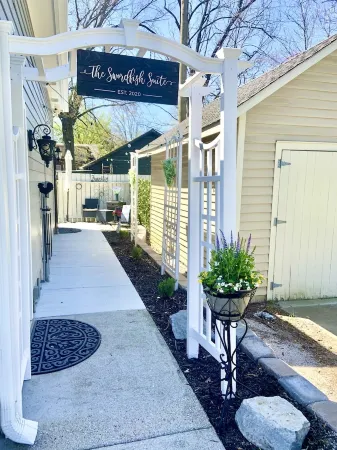 Beautiful Private Spacious Suite Downtown Franklin