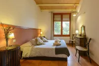 Charming country cottage in quiet village inland Costa Brava. Pool, barbecue
