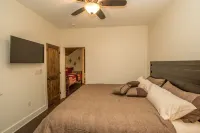 NEW FOREST COTTAGE W/GRILL & SCREENED IN PATIO:HIKE, FISH, GOLF, WATERFALLS