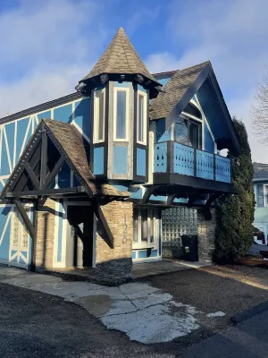 Biergarten Luxe - Center of Downtown Blowing Rock - NEWLY LISTED