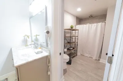 Alan's Apartment - Hot tub, fireplace, located in a quiet corner of Helen.