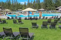 Newly Renovated & Listed! Across from SHARC & Walk to Village! 10 SHARC PASSES - Swimmingpools