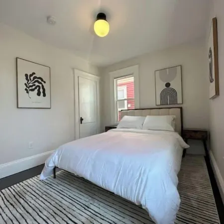 Downtown Salem Chic - 3 Bedroom w/ Parking Отели рядом с достопримечательностью «Музей Пибоди в Эссексе»