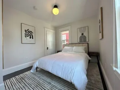 Downtown Salem Chic - 3 Bedroom w/ Parking