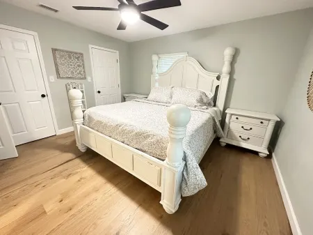 Milton's Remodeled Cozy Retreat- 30min to Beaches and 4 min to Blackwater River Отели рядом с достопримечательностью «Парк Карпентерс»