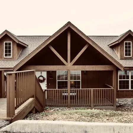 Summer is Here. Come Stay with us! Two Master King Suites. Gated Golf Community.