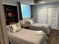 Two level home steps to Downtown, Music Center, Lumberyard District, Greenway. Hotels in Brevard