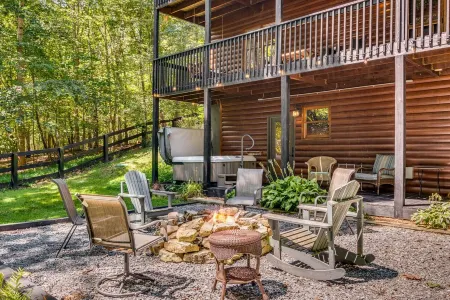 Hideaway in Ellijay! Game room, hot tub, convenient access