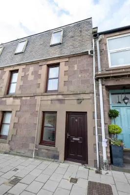 2 Bedroom in the Centre of Stonehaven with Seaviews, near the Beach & Harbour!