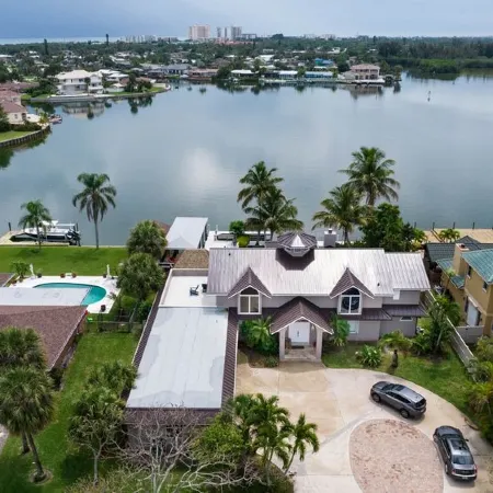 Coco Sands Riverfront Pool Home w/5 Bedrms - 3 min to the beach