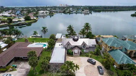 Coco Sands Riverfront Pool Home w/5 Bedrms - 3 min to the beach Отели рядом с достопримечательностью «Коко-Бич»