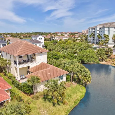 Lakefront Villa 1min to Beach with Golf Course & Lake Views | Heated pool