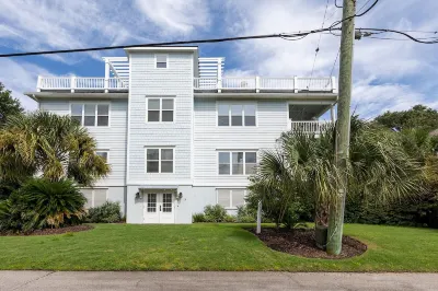 Coastal oasis: heated pool, rooftop, putting green + walk to the beach