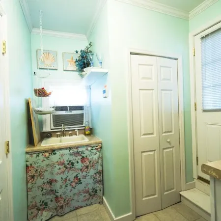 Cottage/Tiny House Living Accommodation in Beaufort for Cost-conscious Traveler
