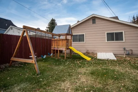 Steps from DOWNTOWN! COZY 5 bedroom Bungalow! Отели в г. Карбон