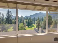 Vintage Golf/Ski Condo Near Mt. Hood w/ Beautiful Views ウェルチズのホテル
