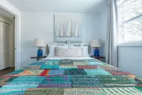 Blue Beach Cottage - 5 Minute Walk to Private Beach!