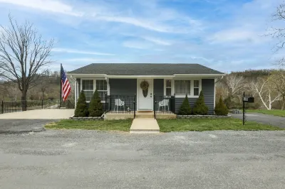 Riverfront! Shenandoah River! Sleeps 4! New Hot Tub Отели рядом с достопримечательностью «Фронт Ройал Голф Клаб»