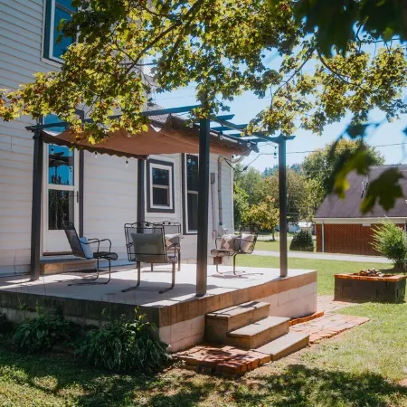 Downtown  4-bedroom with boat and Rv parking close to Lake