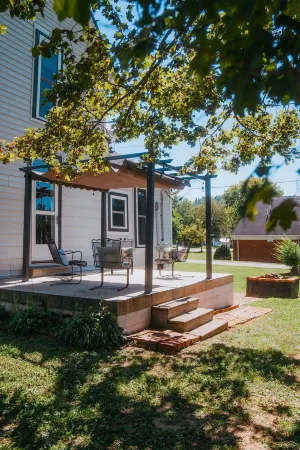 Downtown  4-bedroom with boat and Rv parking close to Lake